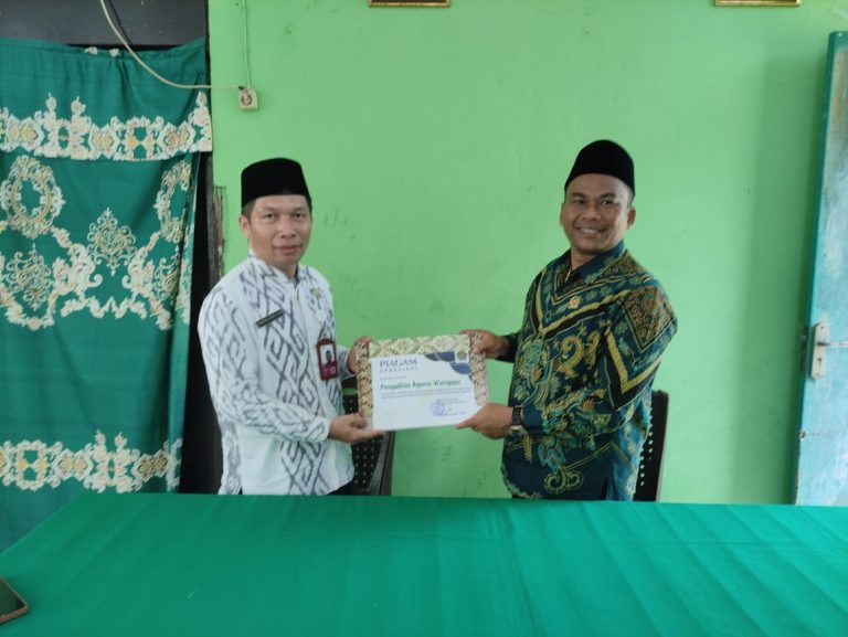 Perkuat Sinergi Pelayanan, PA Waingapu dan KUA Umalulu Saling Beri Penghargaan