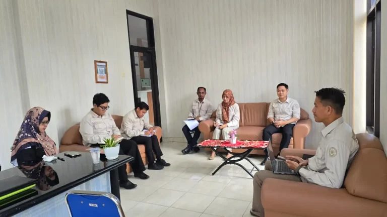 Perkuat Layanan Perkara, PA Waingapu Gelar Rapat Kepaniteraan dan Reviu SOP