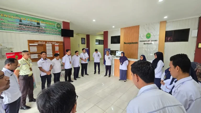 Panitera PA Waingapu Pimpin Briefing Pagi, Tekankan Integritas dan Layanan Bebas Pungli