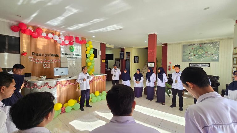 Gaungkan Nilai Keterbukaan, Sekretaris PA Waingapu Pimpin Briefing Pagi Cegah Praktik KKN