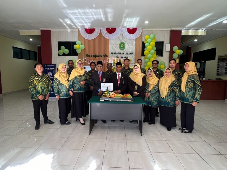 Potong Tumpeng di Lobi Kantor, PA Waingapu Gelar Syukuran HUT ke-81 Mahkamah Agung