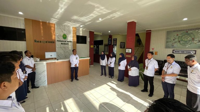 Satukan Langkah di Awal Pekan, Kasubbag PTIP PA Waingapu Pimpin Briefing Pagi